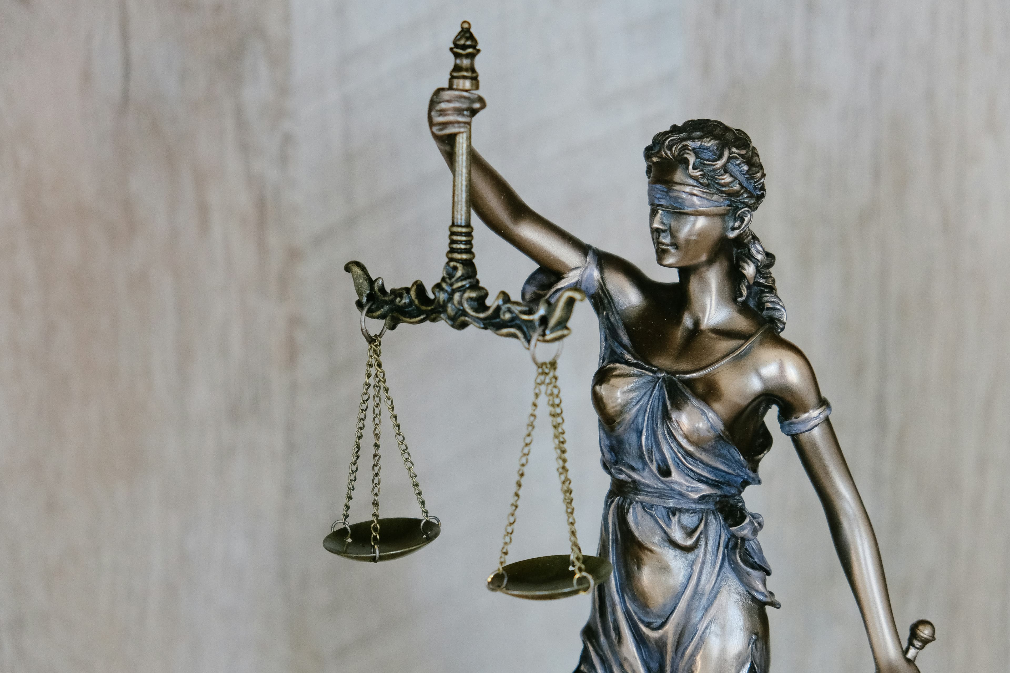 Estatua de la justicia con la balanza y los ojos vendados.